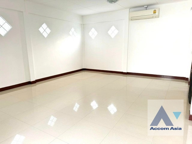  4 Bedrooms  House For Rent in Ratchadapisek, Bangkok  (AA41601)