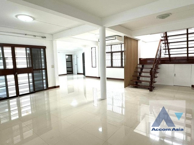  4 Bedrooms  House For Rent in Ratchadapisek, Bangkok  (AA41601)