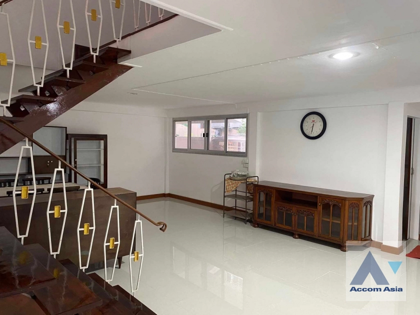 6  2 br House for rent and sale in phaholyothin ,Bangkok MRT Lat Phrao AA41602