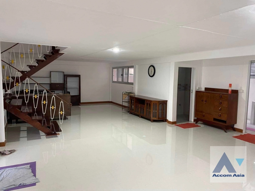 5  2 br House for rent and sale in phaholyothin ,Bangkok MRT Lat Phrao AA41602