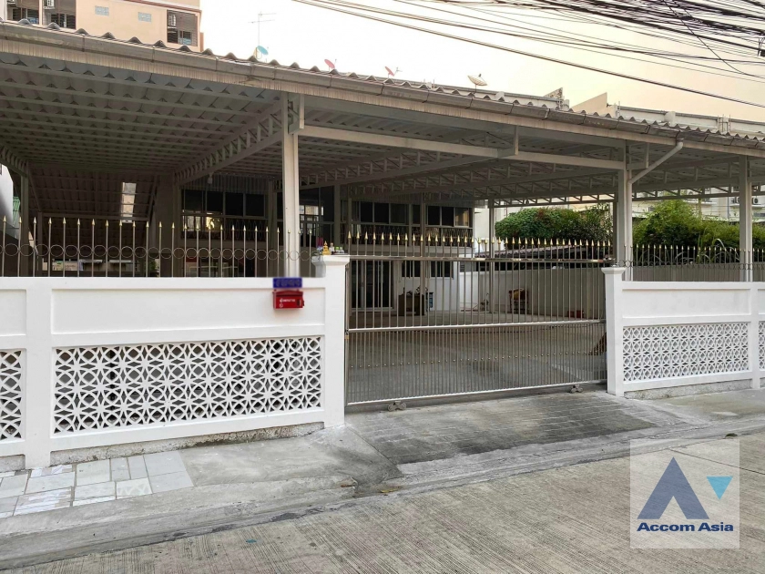  2  2 br House for rent and sale in phaholyothin ,Bangkok MRT Lat Phrao AA41602