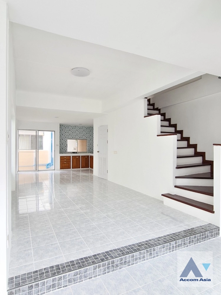  4 Bedrooms  Townhouse For Sale in Ratchadaphisek, Bangkok  near MRT Ratchadaphisek (AA41610)