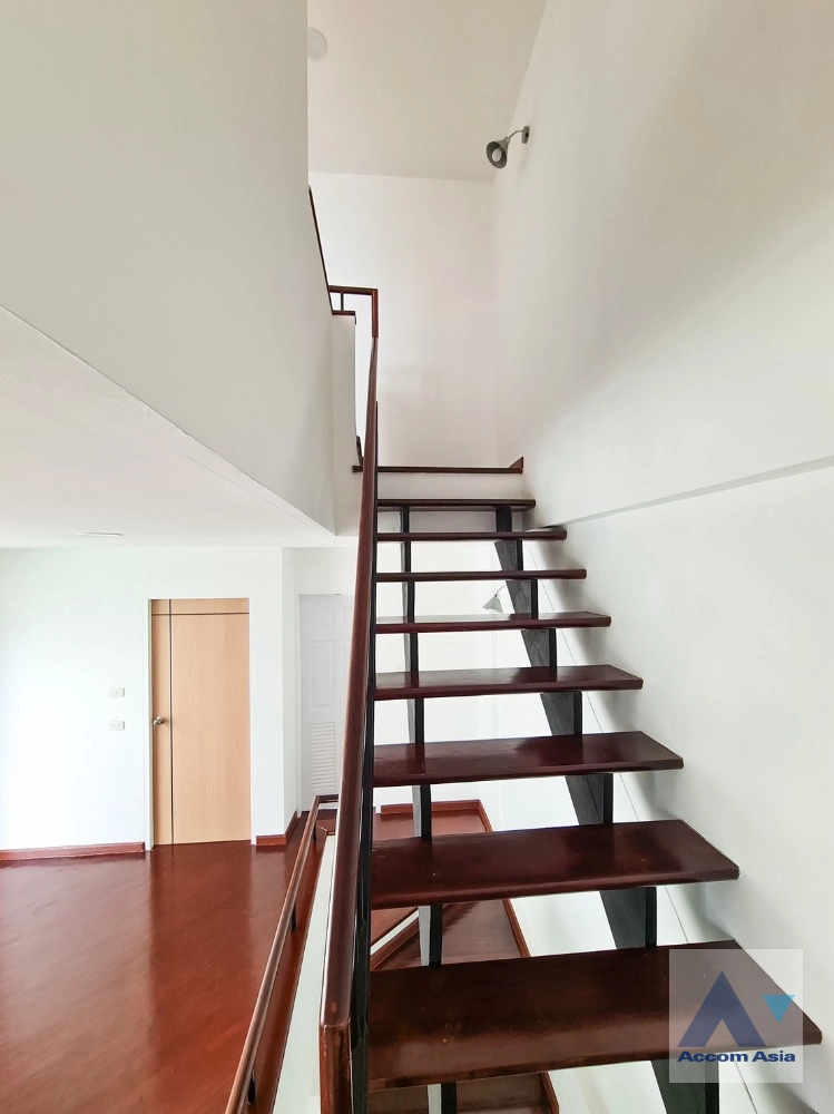  4 Bedrooms  Townhouse For Sale in Ratchadapisek, Bangkok  near MRT Ratchadaphisek (AA41610)