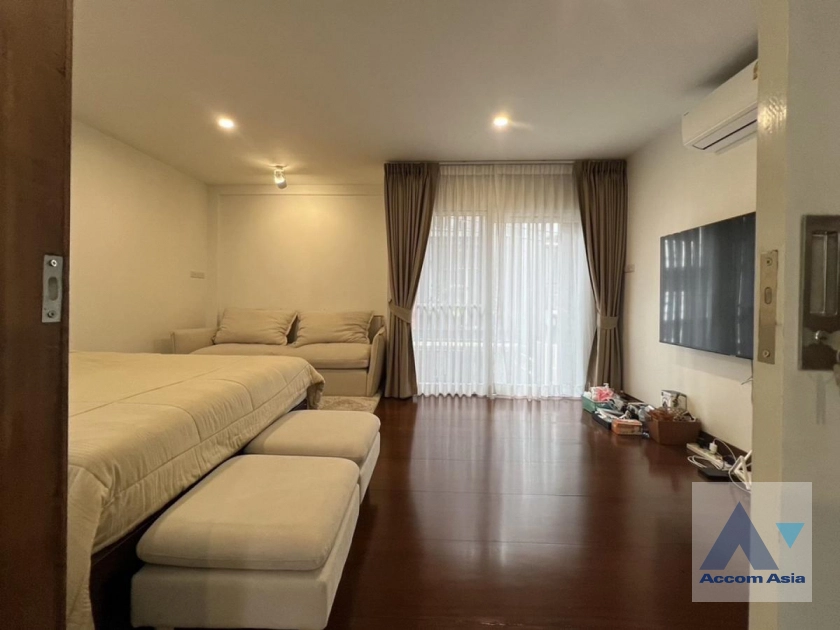  3 Bedrooms  Townhouse For Sale in Ratchadaphisek, Bangkok  near MRT Ratchadaphisek (AA41612)