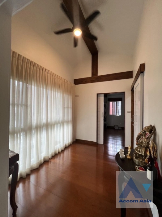  3 Bedrooms  Townhouse For Sale in Ratchadaphisek, Bangkok  near MRT Ratchadaphisek (AA41612)