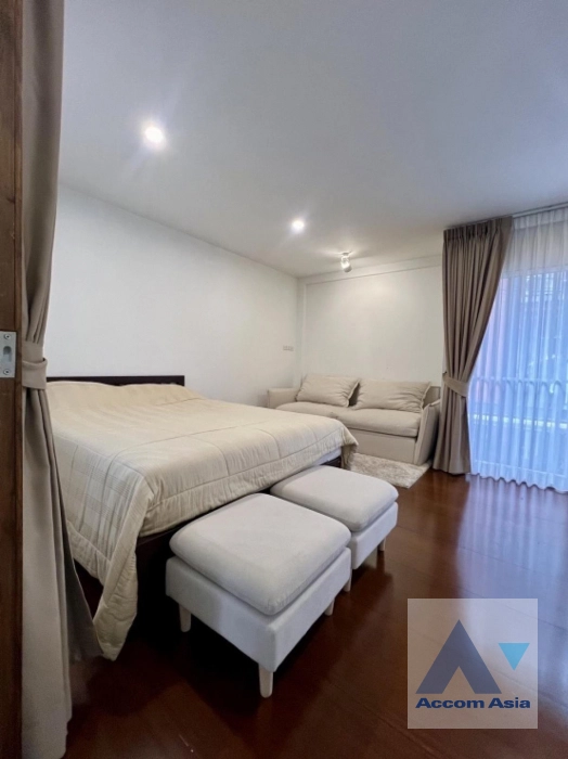  3 Bedrooms  Townhouse For Sale in Ratchadapisek, Bangkok  near MRT Ratchadaphisek (AA41612)