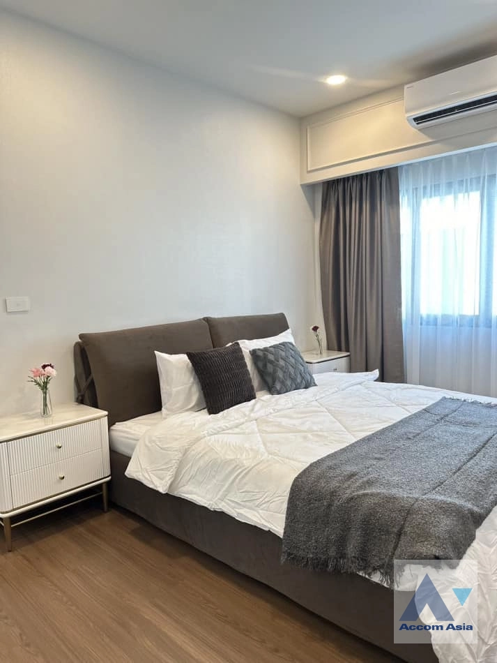  4 Bedrooms  House For Rent in Samutprakan, Samutprakan  near BTS Bang Na (AA41618)