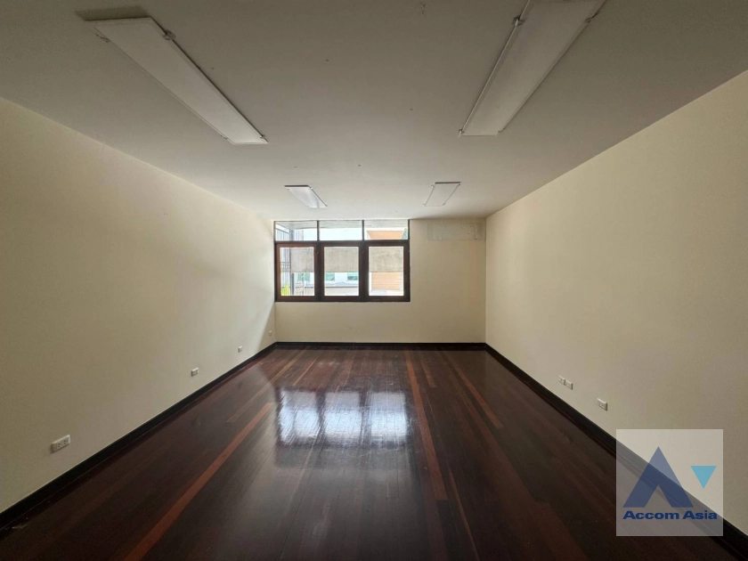  3 Bedrooms  House For Rent in Phaholyothin, Bangkok  near BTS Ari (AA41641)