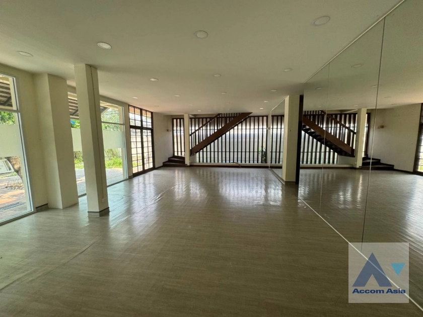  3 Bedrooms  House For Rent in Phaholyothin, Bangkok  near BTS Ari (AA41641)