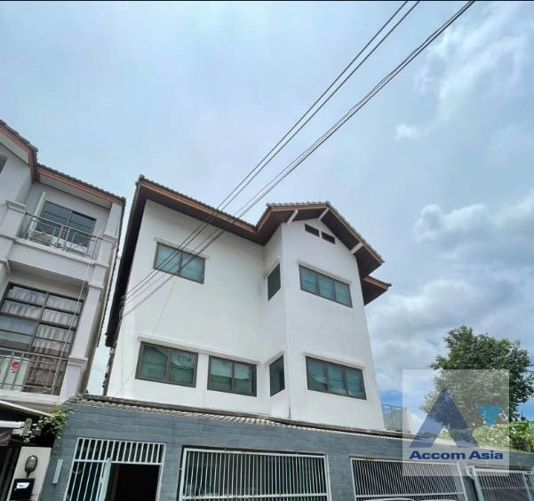  4 Bedrooms  House For Sale in Sukhumvit, Bangkok  near BTS On Nut (AA41646)