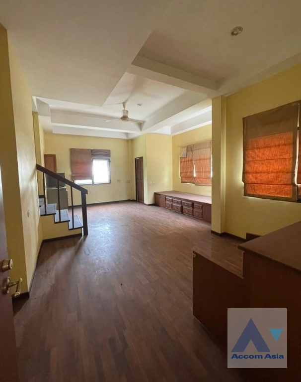  4 Bedrooms  House For Sale in Sukhumvit, Bangkok  near BTS On Nut (AA41646)