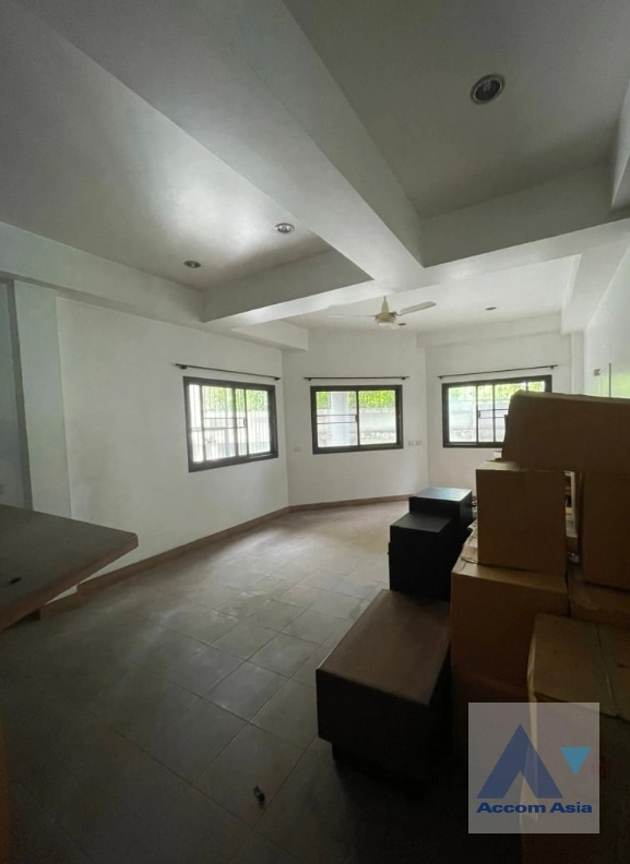  4 Bedrooms  House For Sale in Sukhumvit, Bangkok  near BTS On Nut (AA41646)