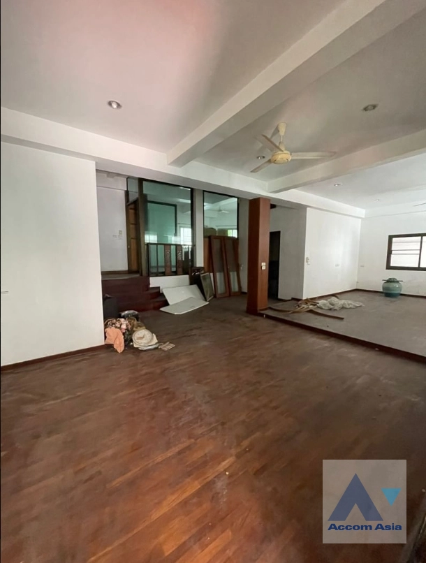  4 Bedrooms  House For Sale in Sukhumvit, Bangkok  near BTS On Nut (AA41646)