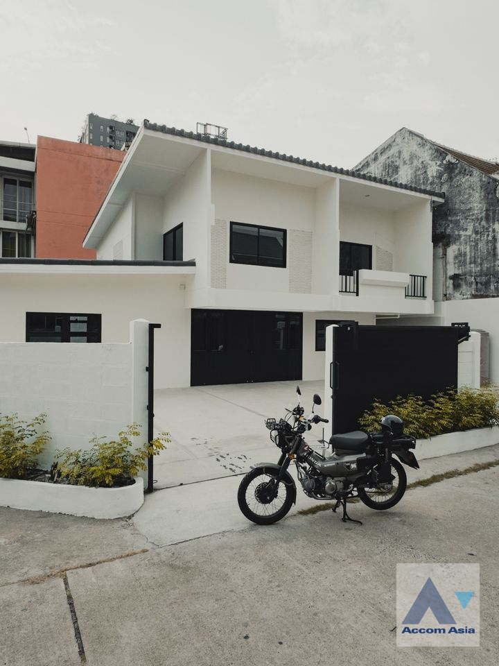  3 Bedrooms  House For Sale in Pattanakarn, Bangkok  (AA41647)