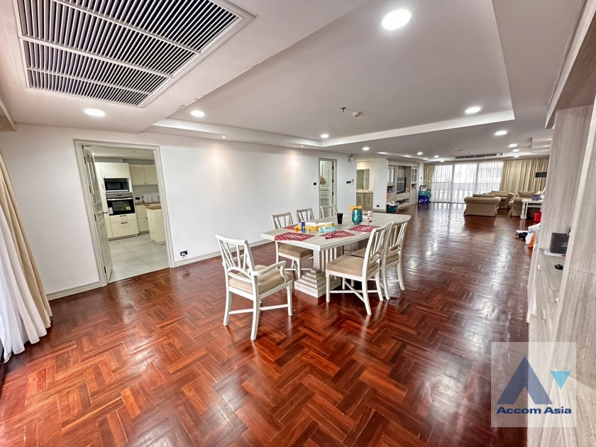  3 Bedrooms  Apartment For Rent in Sukhumvit, Bangkok  near BTS Thong Lo (AA41653)