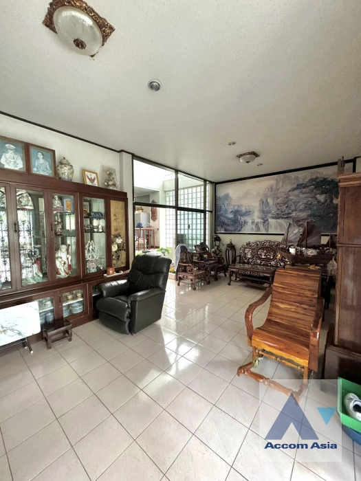  4 Bedrooms  House For Sale in Charoenkrung, Bangkok  (AA41671)