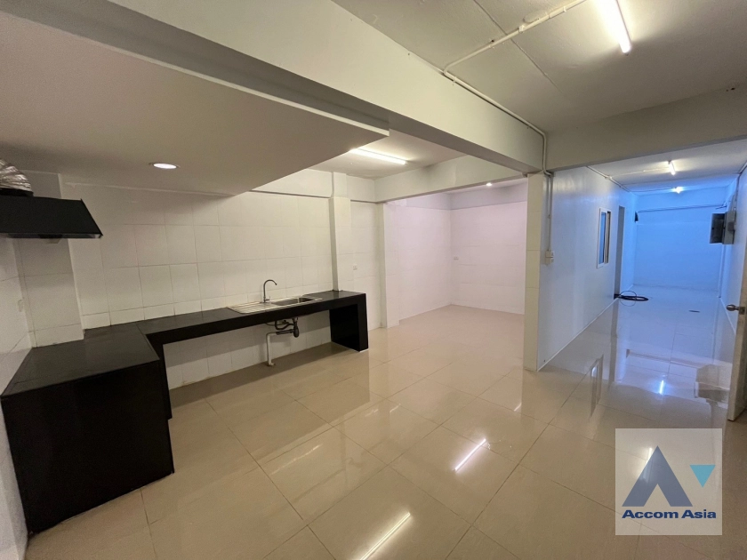 8  5 br House For Rent in pattanakarn ,Bangkok  AA41674