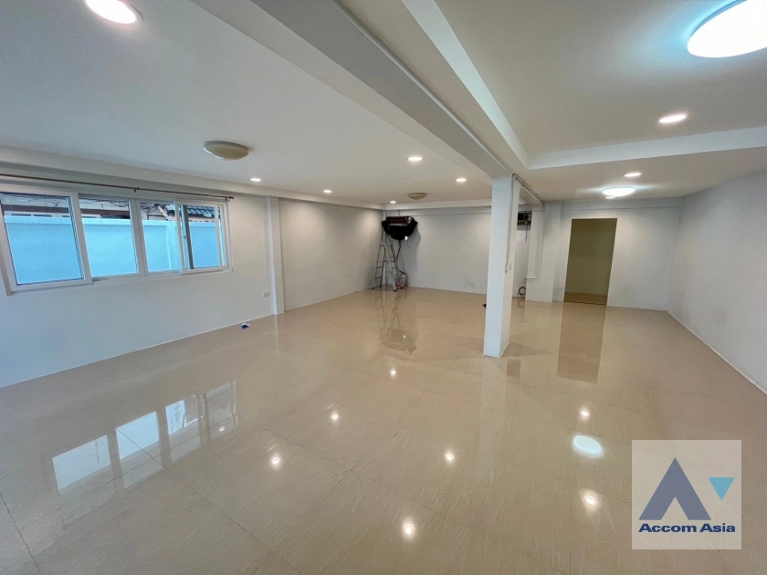  5 Bedrooms  House For Rent in Pattanakarn, Bangkok  (AA41674)