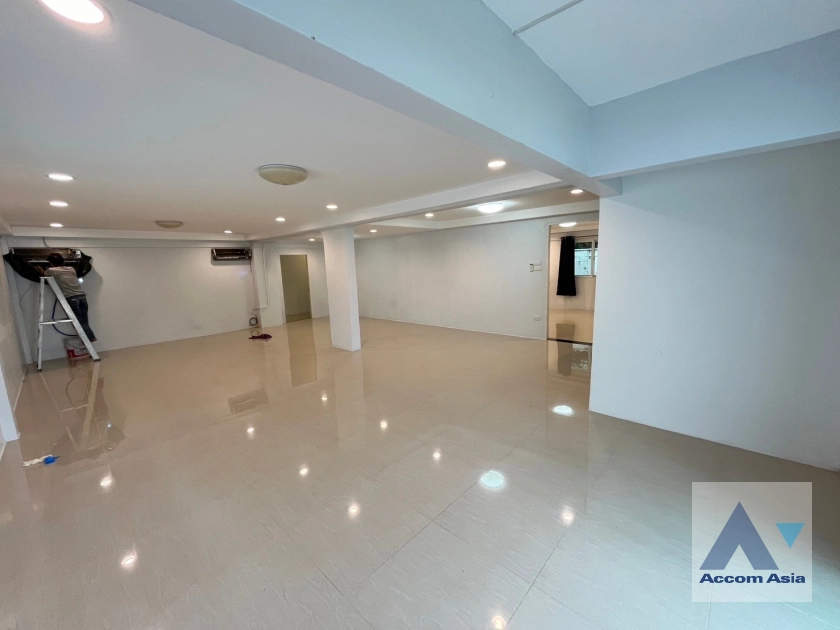  5 Bedrooms  House For Rent in Pattanakarn, Bangkok  (AA41674)