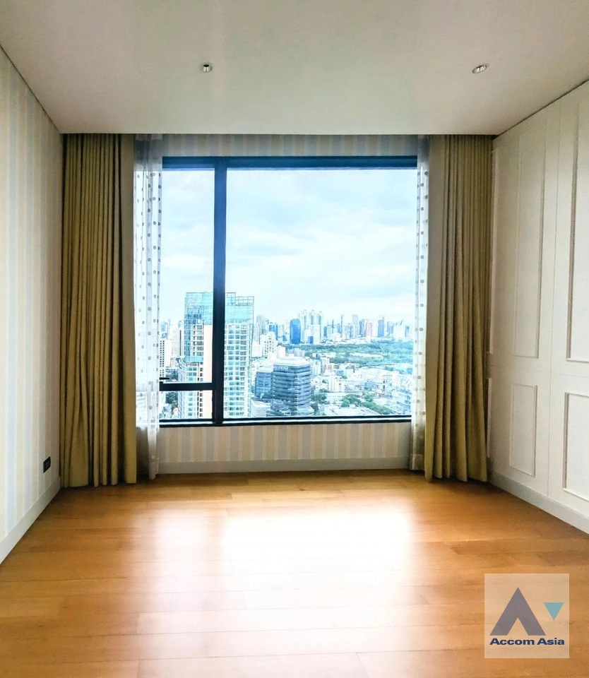 Newly renovated |  3 Bedrooms  Condominium For Sale in Ploenchit, Bangkok  near BTS Chitlom (AA41685)