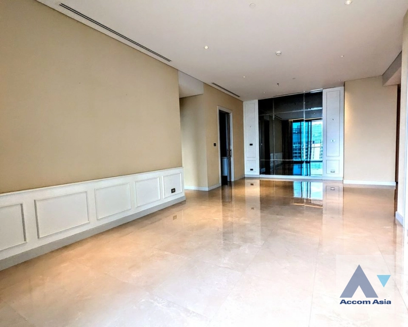 Newly renovated |  3 Bedrooms  Condominium For Sale in Ploenchit, Bangkok  near BTS Chitlom (AA41685)