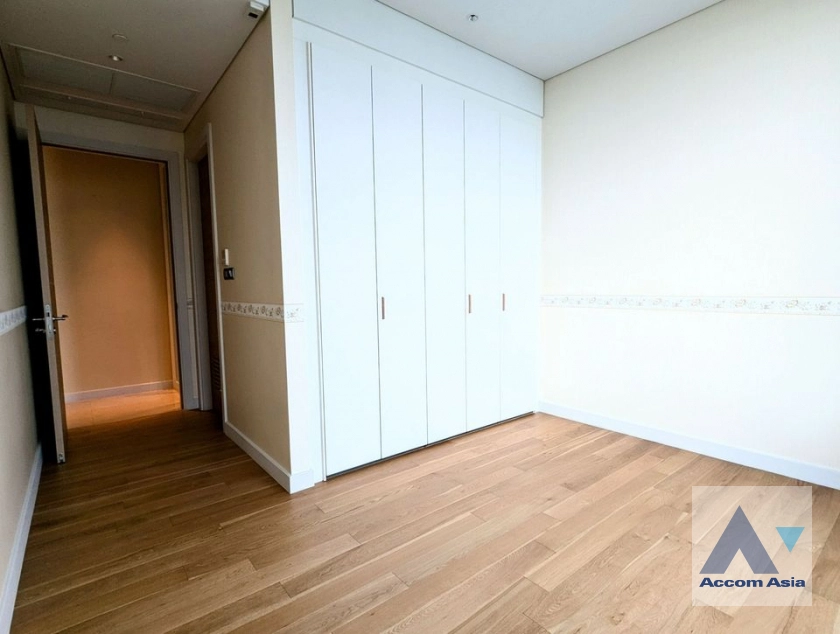 6  3 br Condominium For Sale in Ploenchit ,Bangkok BTS Chitlom at Sindhorn Residence AA41685