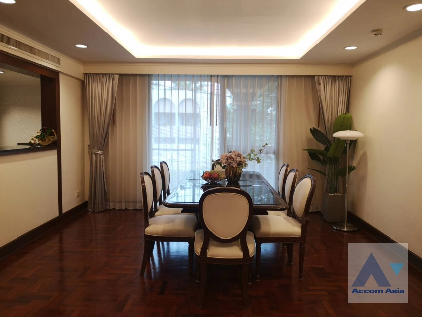  3 Bedrooms  Apartment For Rent in Ploenchit, Bangkok  near BTS Ploenchit (AA41729)