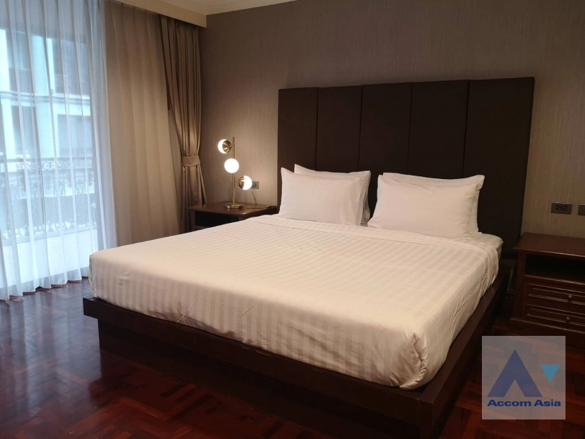  3 Bedrooms  Apartment For Rent in Ploenchit, Bangkok  near BTS Ploenchit (AA41729)