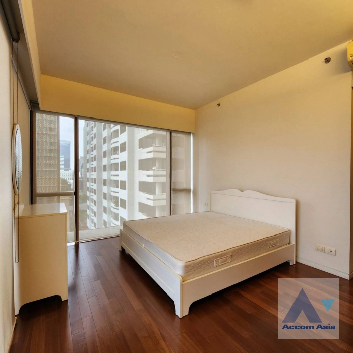  2 Bedrooms  Condominium For Rent in Ploenchit, Bangkok  near BTS Ratchadamri (AA41745)