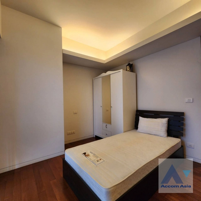  2 Bedrooms  Condominium For Rent in Ploenchit, Bangkok  near BTS Ratchadamri (AA41745)