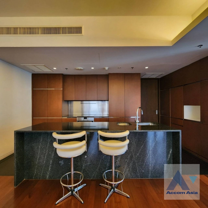  2 Bedrooms  Condominium For Rent in Ploenchit, Bangkok  near BTS Ratchadamri (AA41745)