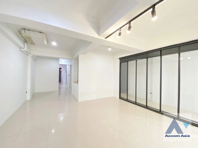  1 Bedroom  Townhouse For Rent in Sukhumvit, Bangkok  near BTS Ekkamai (AA41809)