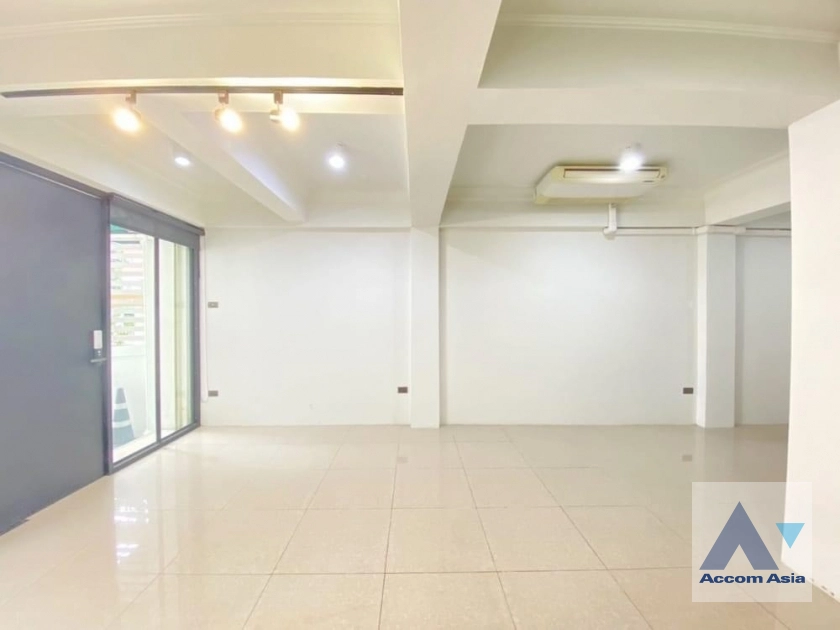  1 Bedroom  Townhouse For Rent in Sukhumvit, Bangkok  near BTS Ekkamai (AA41809)