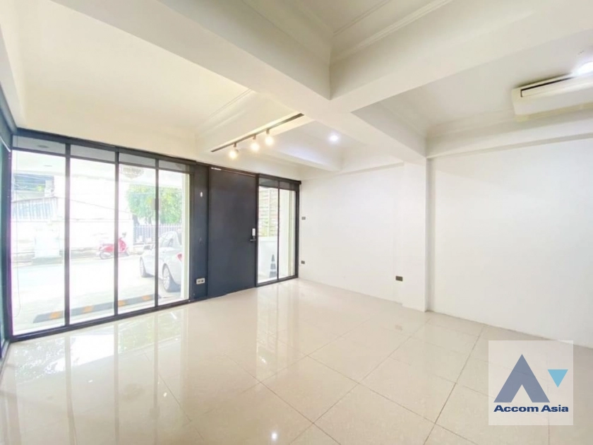  1 Bedroom  Townhouse For Rent in Sukhumvit, Bangkok  near BTS Ekkamai (AA41809)