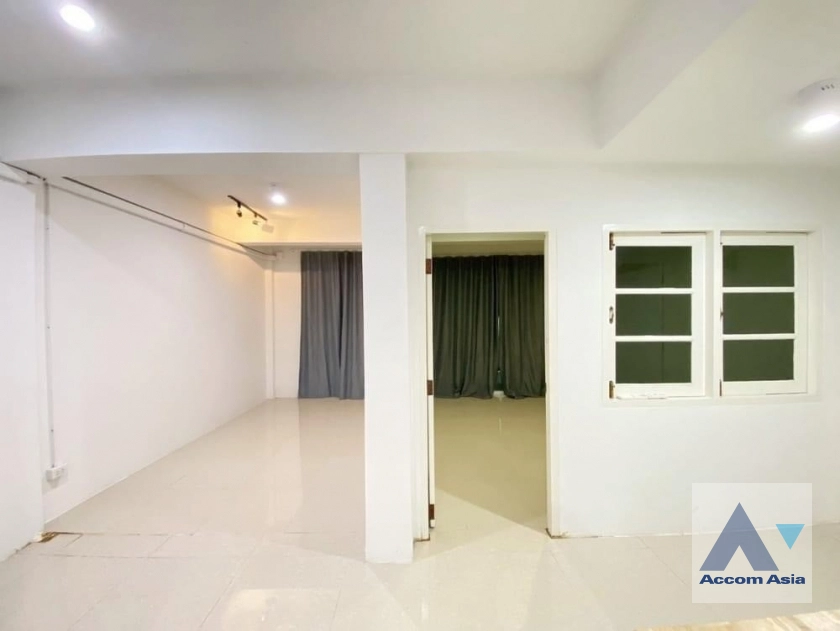  1 Bedroom  Townhouse For Rent in Sukhumvit, Bangkok  near BTS Ekkamai (AA41809)