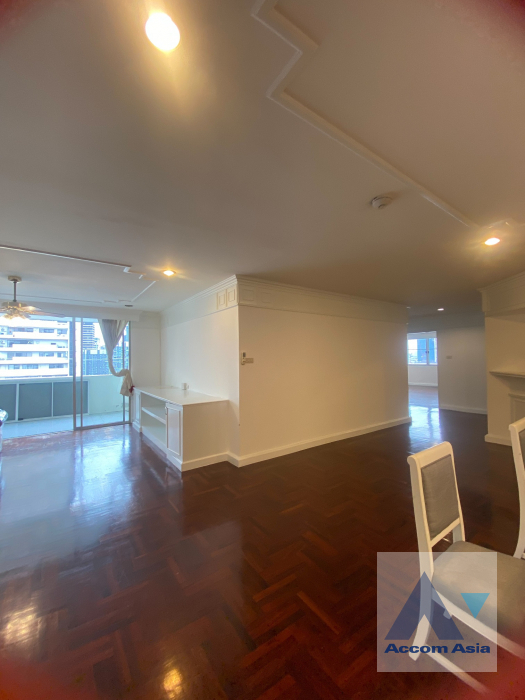  3 Bedrooms  Apartment For Rent in Sukhumvit, Bangkok  near BTS Ekkamai (AA41814)