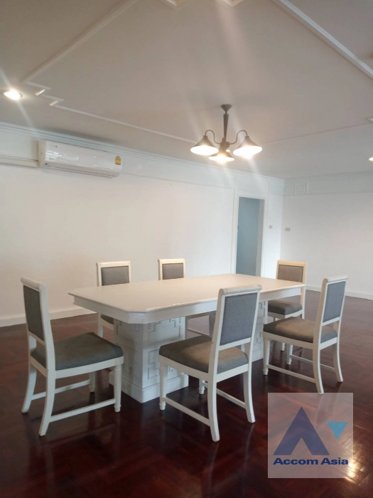  3 Bedrooms  Apartment For Rent in Sukhumvit, Bangkok  near BTS Ekkamai (AA41814)