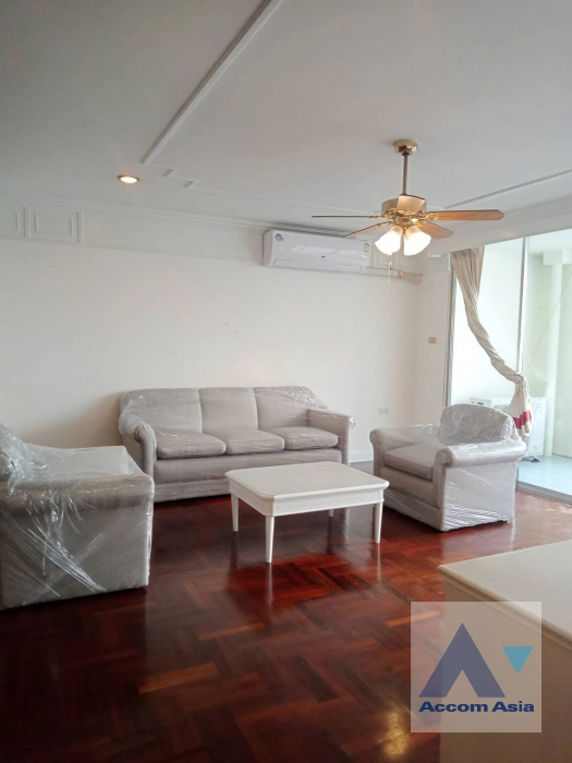  3 Bedrooms  Apartment For Rent in Sukhumvit, Bangkok  near BTS Ekkamai (AA41814)