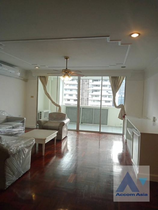  3 Bedrooms  Apartment For Rent in Sukhumvit, Bangkok  near BTS Ekkamai (AA41814)