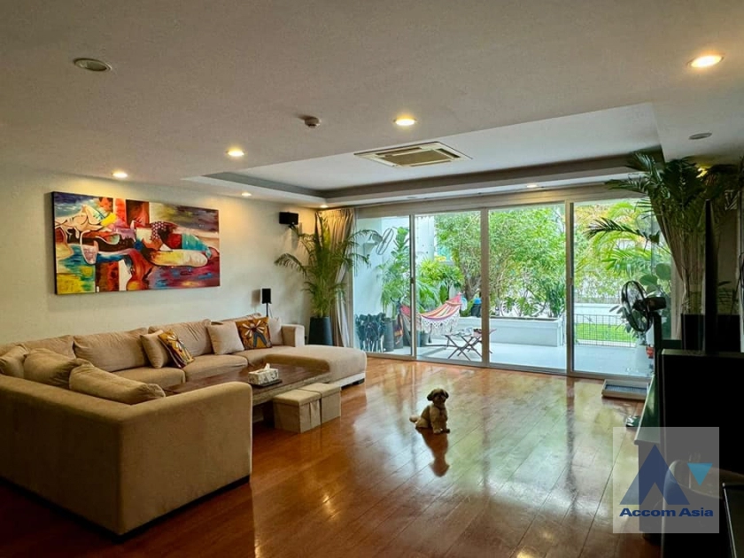  4 Bedrooms  Townhouse For Sale in Sukhumvit, Bangkok  near MRT Khlong Toei (AA41816)