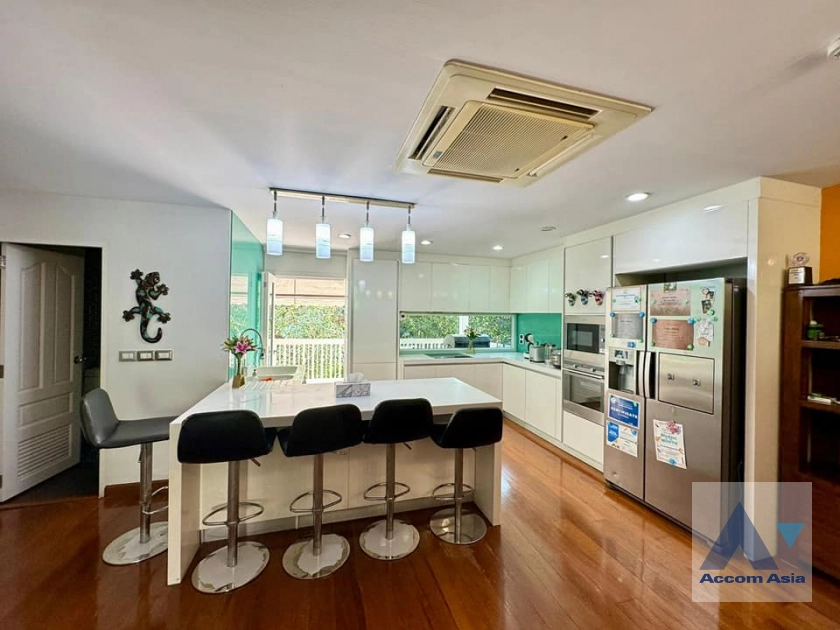  4 Bedrooms  Townhouse For Sale in Sukhumvit, Bangkok  near MRT Khlong Toei (AA41816)