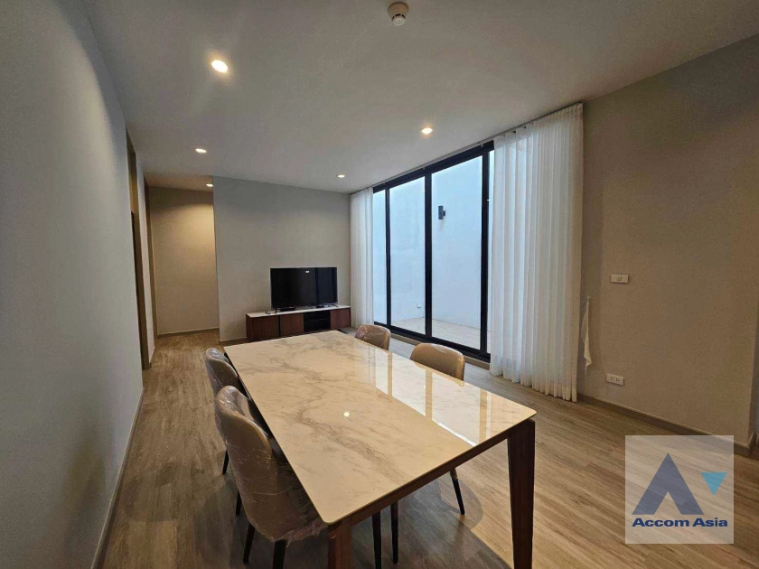  3 Bedrooms  Apartment For Rent in Sukhumvit, Bangkok  near BTS Phrom Phong (AA41821)