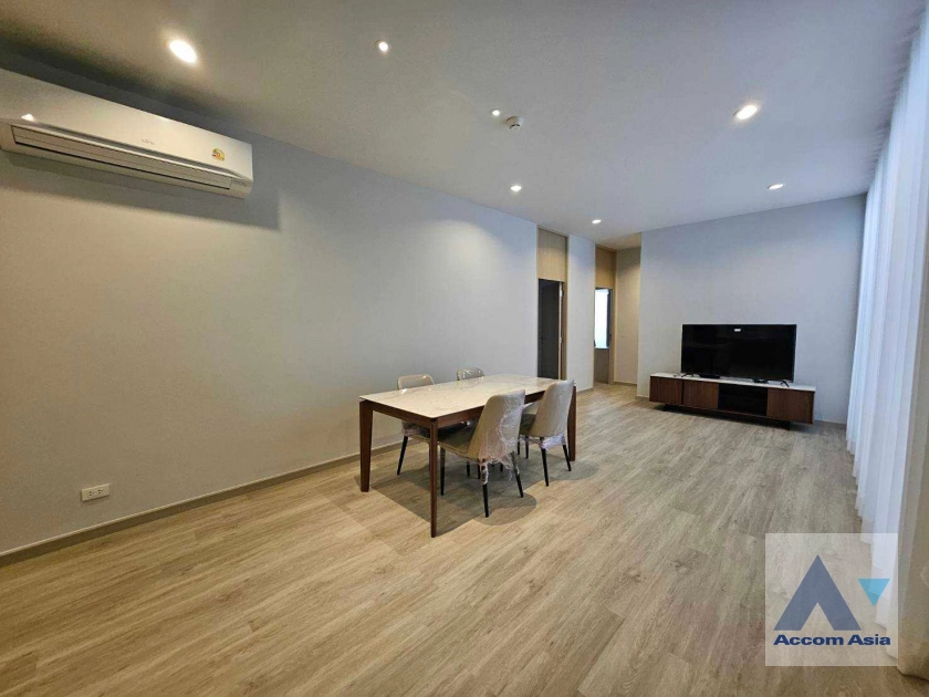  3 Bedrooms  Apartment For Rent in Sukhumvit, Bangkok  near BTS Phrom Phong (AA41821)