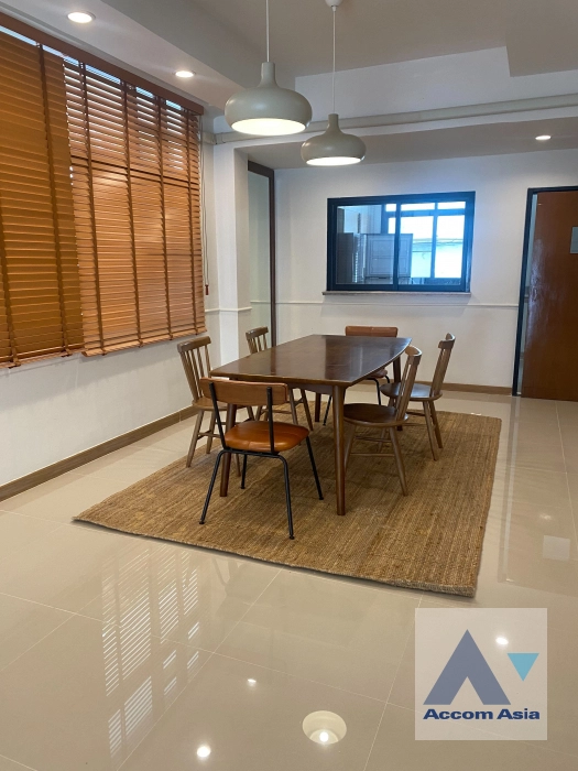  4 Bedrooms  Townhouse For Rent in Sukhumvit, Bangkok  near BTS Phrom Phong (AA41832)