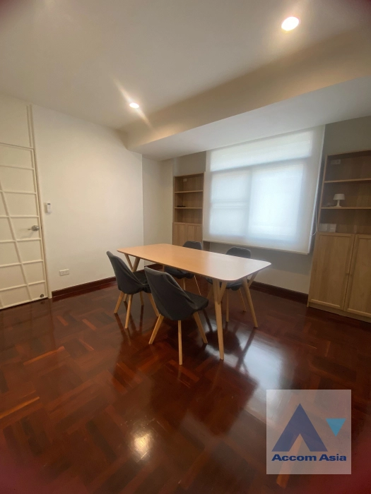  4 Bedrooms  Townhouse For Rent in Sukhumvit, Bangkok  near BTS Phrom Phong (AA41832)