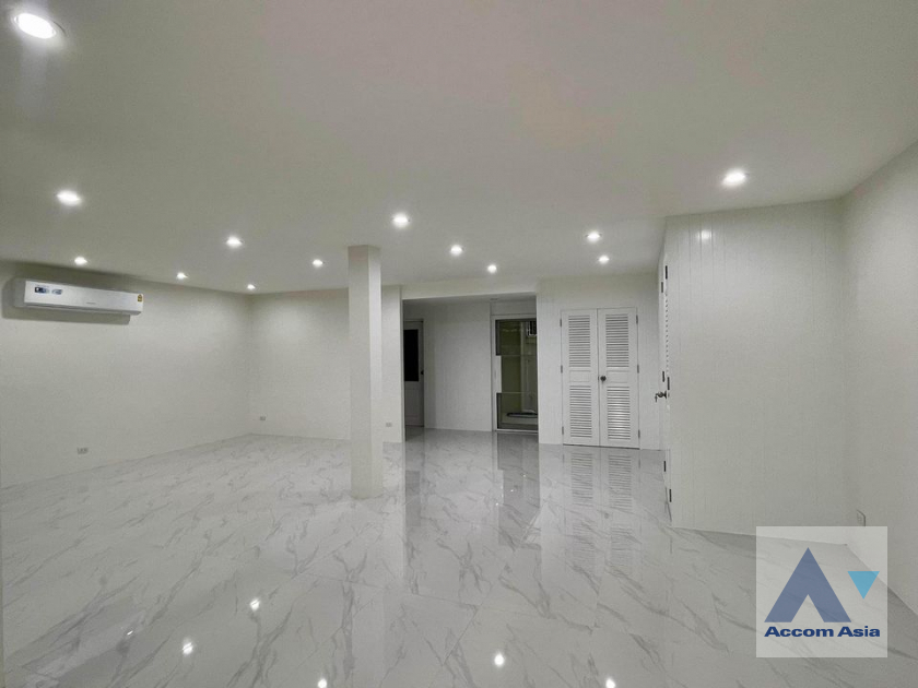 Home Office |  3 Bedrooms  Townhouse For Rent in Sathorn, Bangkok  near BTS Chong Nonsi - MRT Lumphini (AA41833)