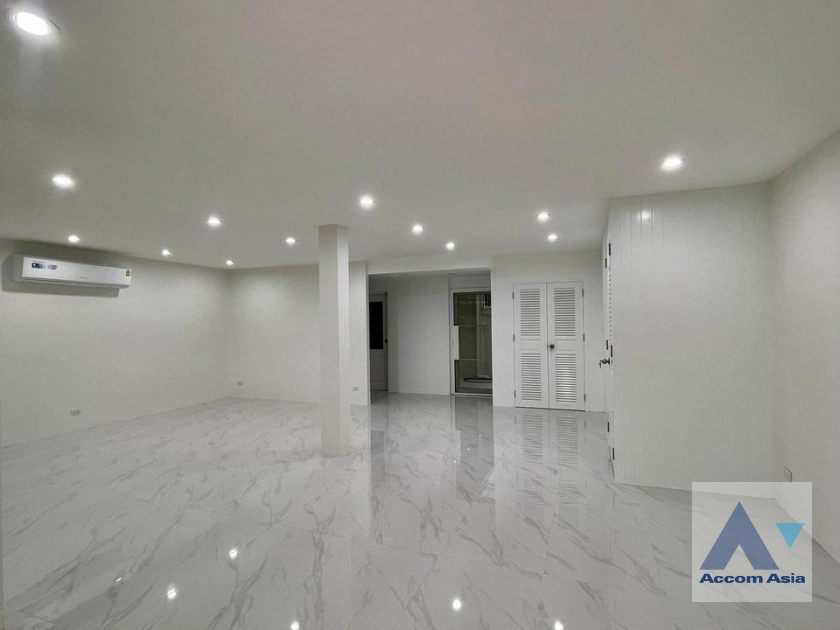 Home Office |  3 Bedrooms  Townhouse For Rent in Sathorn, Bangkok  near BTS Chong Nonsi - MRT Lumphini (AA41833)