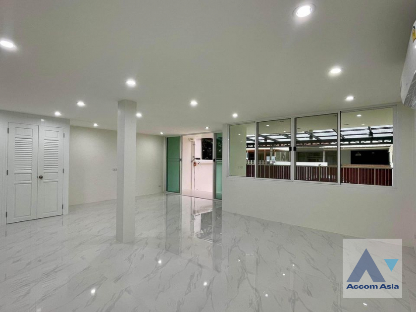 Home Office |  3 Bedrooms  Townhouse For Rent in Sathorn, Bangkok  near BTS Chong Nonsi - MRT Lumphini (AA41833)