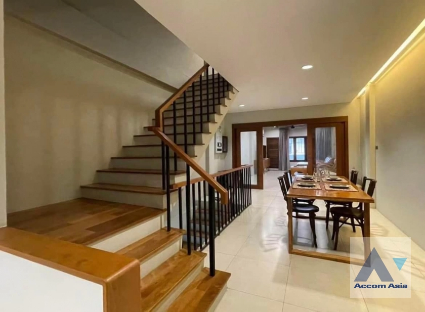 4  2 br Townhouse For Rent in charoenkrung ,Bangkok BTS Saint Louis AA41836