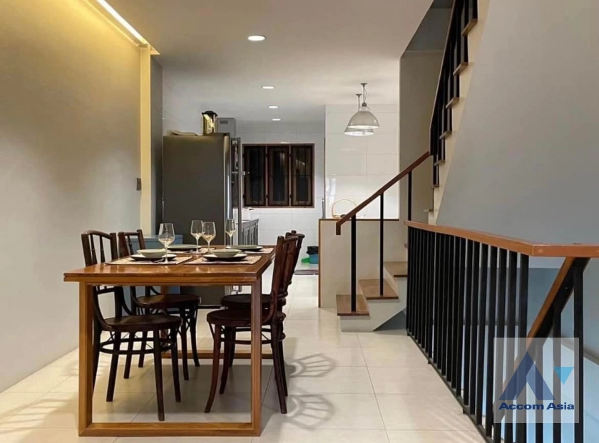 5  2 br Townhouse For Rent in charoenkrung ,Bangkok BTS Saint Louis AA41836